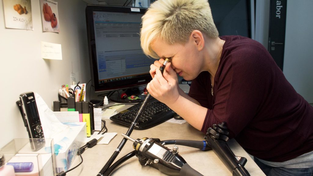 Endoskop Reparatur Service Mitarbeiterin von Endomedical im Prüflabor für Endoskop Reparatur